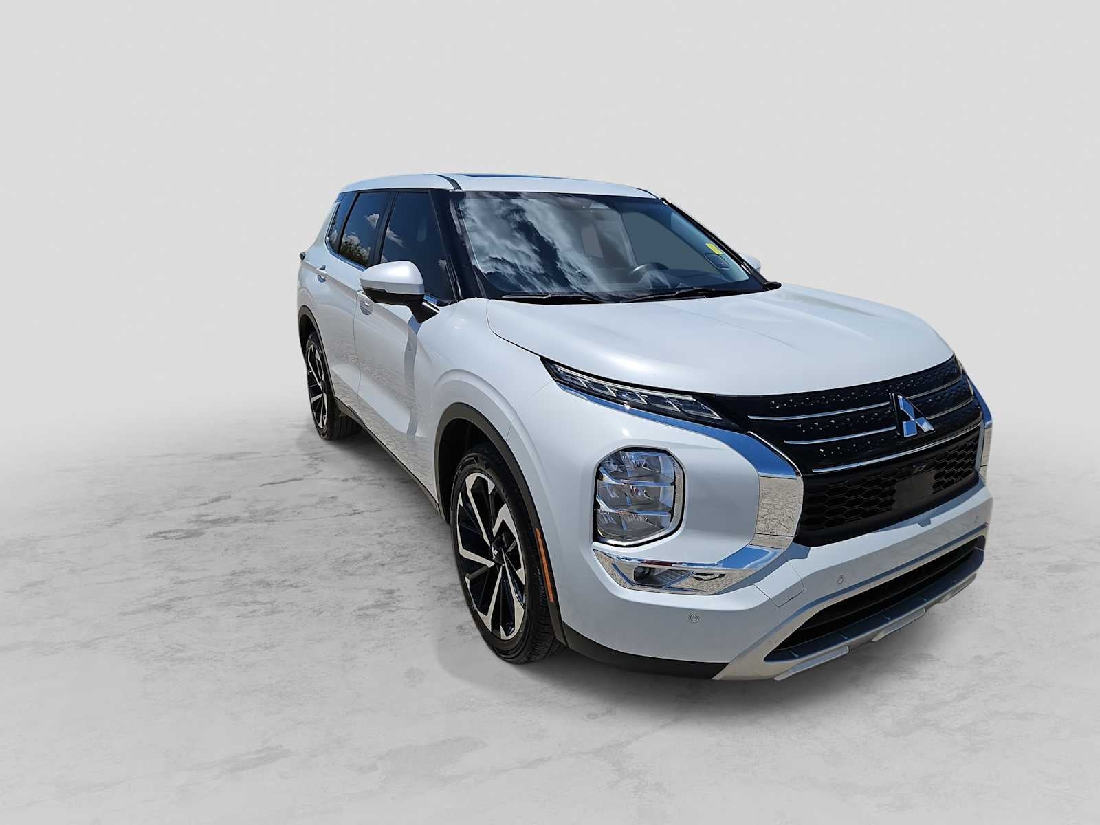 2024 Mitsubishi Outlander — side profile view